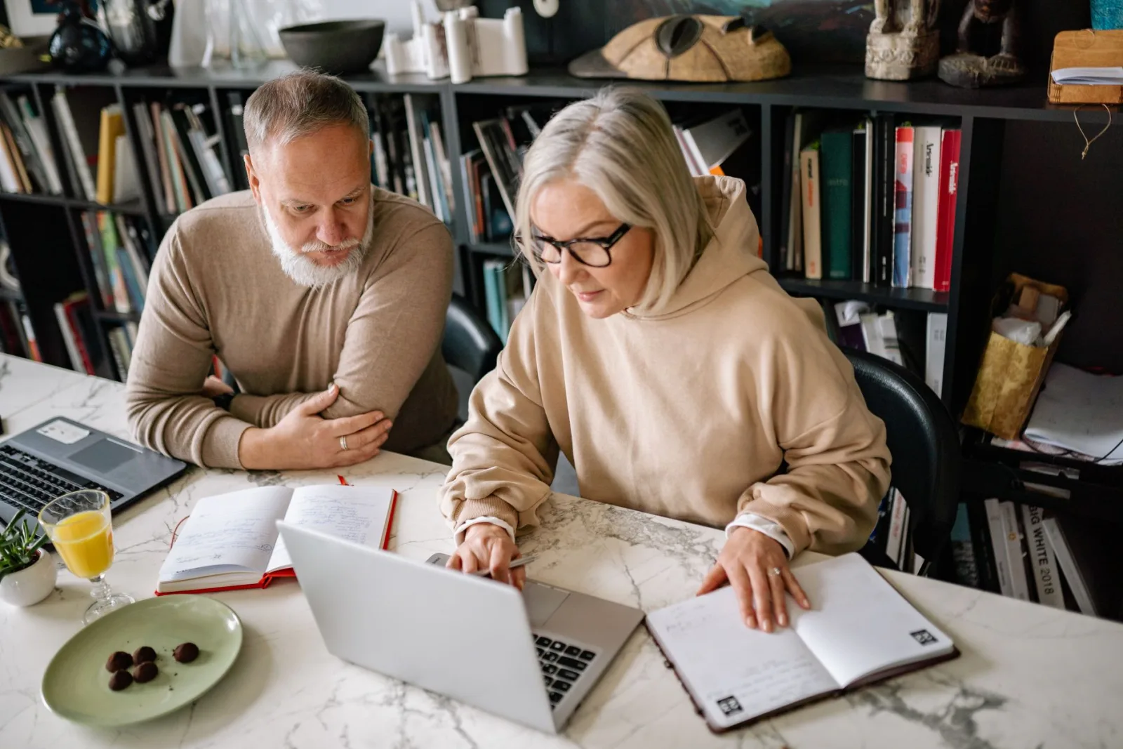 Couple de retraités travaillant sur ordinateur